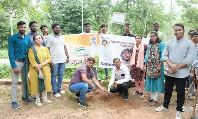 ખેડા : સરકારી વિનયન અને વાણિજય કોલેજ-કઠલાલ ખાતે વૃક્ષારોપણનો કાર્યક્રમ યોજાયો...