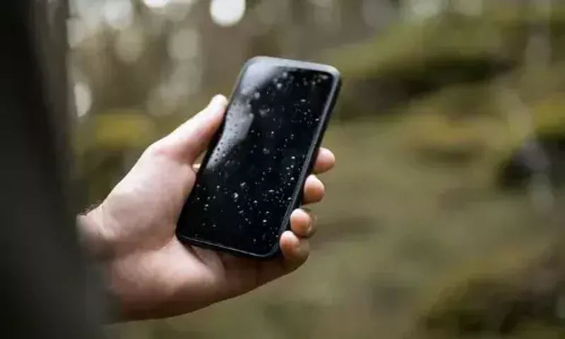 વરસાદમાં અચાનક જ તમારો ફોન ભીનો થઈ જાય તો આ 5 રીતે સેફ કરી શકો છો.....