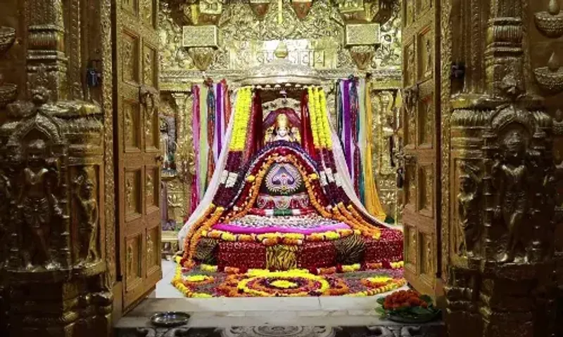 કૃષ્ણ બીજ પર સોમનાથ મહાદેવને રંગબેરંગી વસ્ત્ર દર્શન શૃંગાર કરવામાં આવ્યો