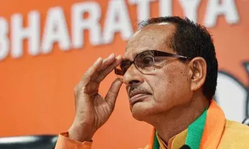 મધ્યપ્રદેશના CM શિવરાજસિંહ ચૌહાણના તીખા તેવર, અધિકારીને સ્ટેજ પર બોલાવી કરી દીધા સસ્પેન્ડ, વાંચો શું છે મામલો
