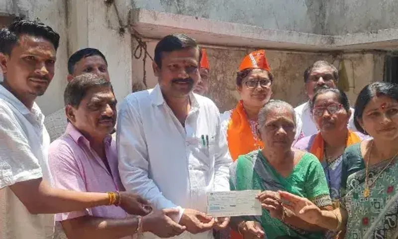 ભરૂચ:નેત્રંગમાં નિરાધાર વૃદ્ધ વિધવાને ધારાસભ્ય રિતેશ વસાવાએ રૂ.૨૦,૦૦૦ની સહાય આપી