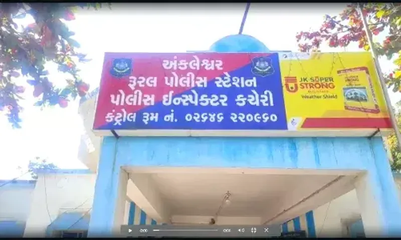અંકલેશ્વર: કોસંબા પોલીસ મથકમાં પ્રોહીબીશનના ગુનામાં વોન્ટેડ આરોપી કાપોદ્રામાંથી ઝડપાયો