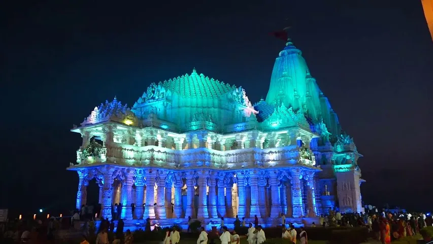 કૃષ્ણ સપ્તમી પર સોમનાથ મહાદેવને કેસરિયા પુષ્પોનો શૃંગાર કરવામાં આવ્યો