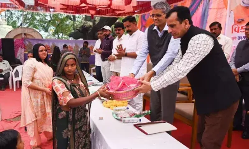 ખેડા : મહેમદાવાદના સમસપુર ગામે વિકસિત ભારત સંકલ્પ યાત્રાનું ઉમળકાભેર સ્વાગત કરાયું...