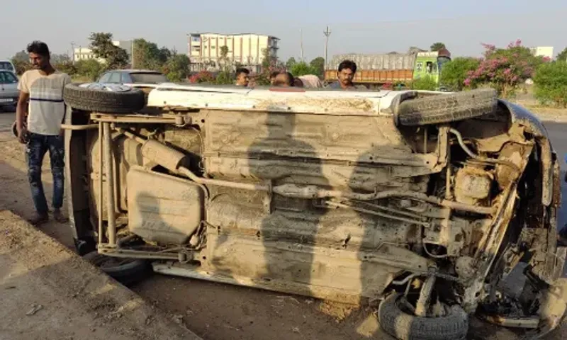 સાબરકાંઠા: પ્રાંતિજના તાજપુર પાસે કાર પલટી જતા 3 લોકોને ઇજા,સારવાર અર્થે ખસેડાયા