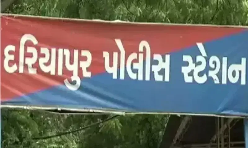 અમદાવાદ: નંબર પ્લેટ વગરની મોપેડ લઈને ફરતા શખ્શની પોલીસે કરી અટકાયત, પોલીસકર્મીઓને નોકરી પરથી ઉતારી દેવાની ધમકી પણ આપી