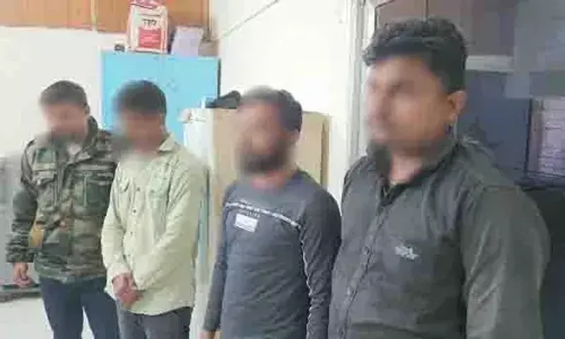સાબરકાંઠા : તલોદ પાસેથી LCBએ આઠ પેટી વિદેશી દારૂ સાથે 2 પોલીસ કોન્સ્ટેબલ સહીત 3 ઝડપી પાડયા