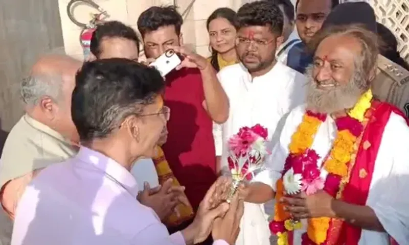 પંચમહાલ : આધ્યાત્મિક ગુરુ રવિશંકર મહારાજે કર્યા પાવાગઢ મહાકાળી માઁના દર્શન