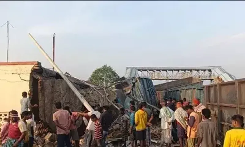 ઓડિશામાં કોરાઈ રેલ્વે સ્ટેશન પર માલગાડી પાટા પરથી ઉતરી, 3ના મોત.!
