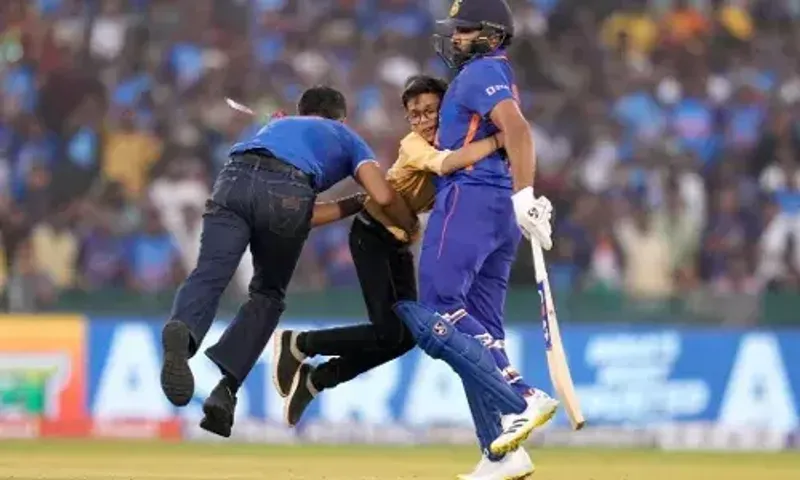 IND vs NZ: રોહિત શર્માનો નાનો ફેન મેદાનમાં આવ્યો, ભારતીય કેપ્ટનને ગળે લગાવ્યો, હિટમેને દેખાડી ઉદારતા