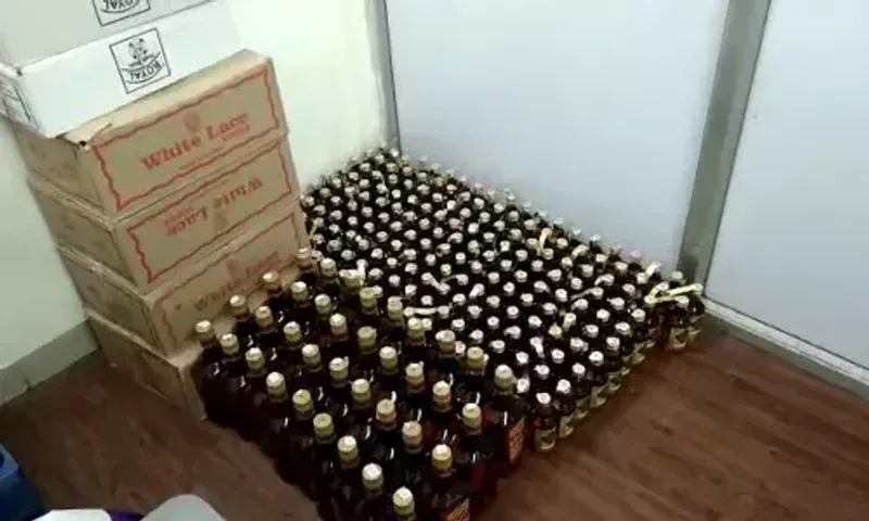 ભાવનગર: ઘોઘારોડ પોલીસે એક વિસ્તારમાં ચાર સ્થળોએથી વિદેશી દારૂનો જથ્થો ઝડપી પાડ્યો