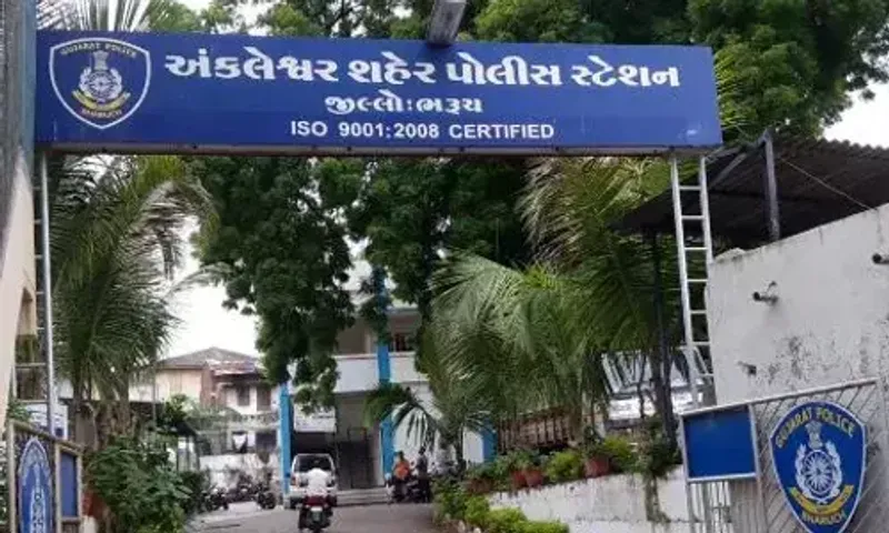 ભરૂચ: અંકલેશ્વર રામ વાટિકા સોસાયટીમાં કાર પાર્ક કરવા મુદ્દે ધીંગાણું, પિતા-પુત્ર સહીત ચાર લોકોને ઇજા