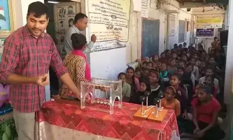 ભરૂચ: જંબુસરની હાજી કન્યાશાળા ખાતે મોબાઈલ સાયન્સ લેબ દ્વારા નિદર્શન યોજાયું