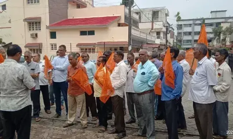 વલસાડ : પડતર પ્રશ્ને ભારતીય કિસાન સંઘના રાજ્ય મંત્રી કનુ દેસાઈના ઘર આંગણે ધરણાં-પ્રદર્શન...