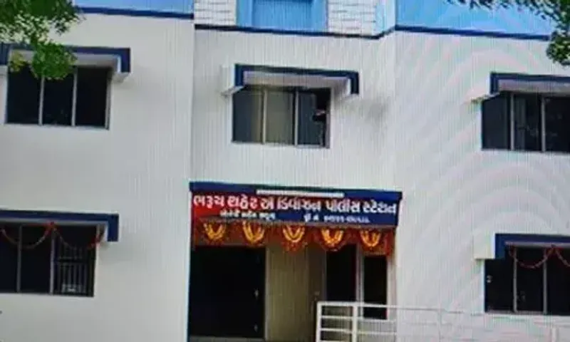 ભરૂચ: ભઠિયાડવાડમાં વાહનને ઓવરટેક કરવા મુદ્દે બબાલ, પોલીસે ગુનો નોંધી તપાસ શરૂ કરી