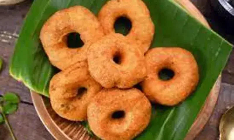 શું તમે રવામાંથી બનેલા મેદુ વડા ક્યારેય ચાખ્યા છે? જો ના... તો આ રહી તેને બનાવવાની સરળ રેસીપી...