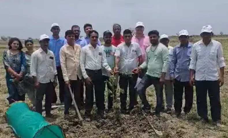 ભરૂચ : જંબુસરના નાડા ગામે વૃક્ષારોપણ અને દરિયાકાંઠે તવર રોપણી કાર્યક્રમ યોજાયો...