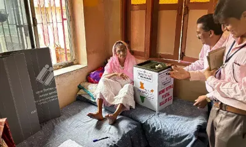 ભરૂચ: વયસ્ક મતદારોના ઘરે પહોંચ્યુ ચૂંટણી તંત્ર, 102 વર્ષના ફાતિમાબીબીએ હોમ વોટિંગ કર્યું