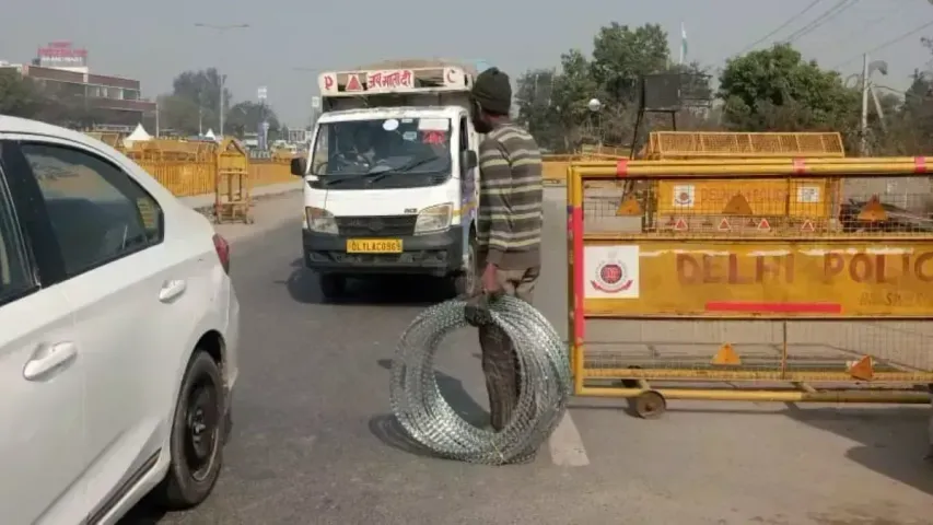 સિંઘુ સરહદ પર તાર, સિમેન્ટ બેરિકેડ અને 3000 સૈનિકો, ખેડૂતોના આંદોલનના ગણગણાટ વચ્ચે દિલ્હી પોલીસ એલર્ટ