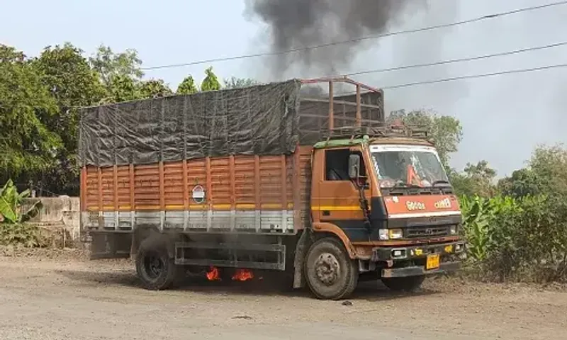 વડોદરા : ટાયરમાં આગ લાગતા ડ્રાઇવરે આઇસર ટેમ્પો સાઇડમાં લીધો, જેને વીજ કરંટ લાગતા મળ્યું મોત…
