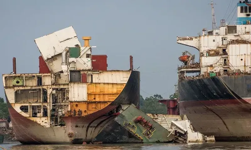 ભાવનગર: જહાજમાં પ્રતિબંધિત સેટેલાઈટ ફોનનો ઉપયોગ થયો, પોલીસે તપાસ શરૂ કરી