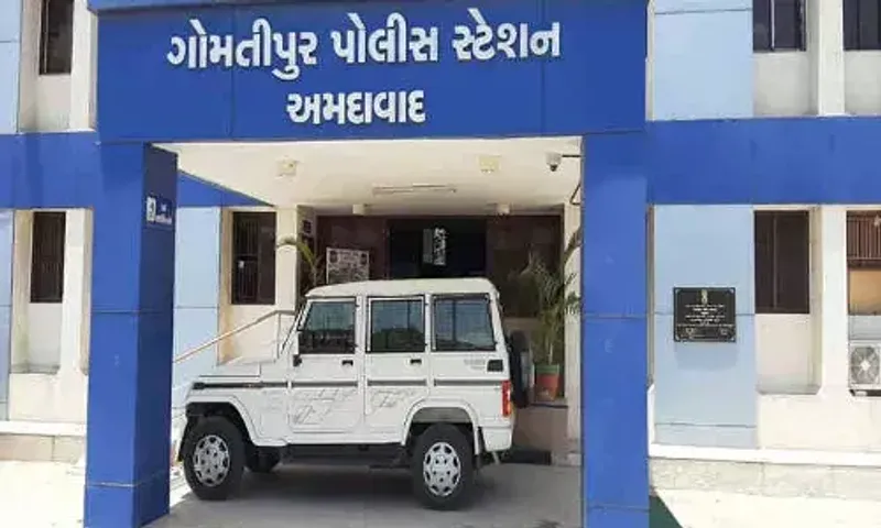 અમદાવાદ : 'તું મારી સાથે પ્રેમસંબંધ કેમ નથી રાખતી' કહી એક તરફી પ્રેમમાં પાગલ યુવકે યુવતી પર છરીના ઘા ઝીંક્યા...