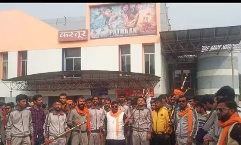 ઈન્દોરમાં પઠાણનો વિરોધ : નહીં ચાલી શક્યો પઠાણનો પહેલો શો, બજરંગ દળના કાર્યકરો લાકડીઓ લઈને પહોંચ્યા.!