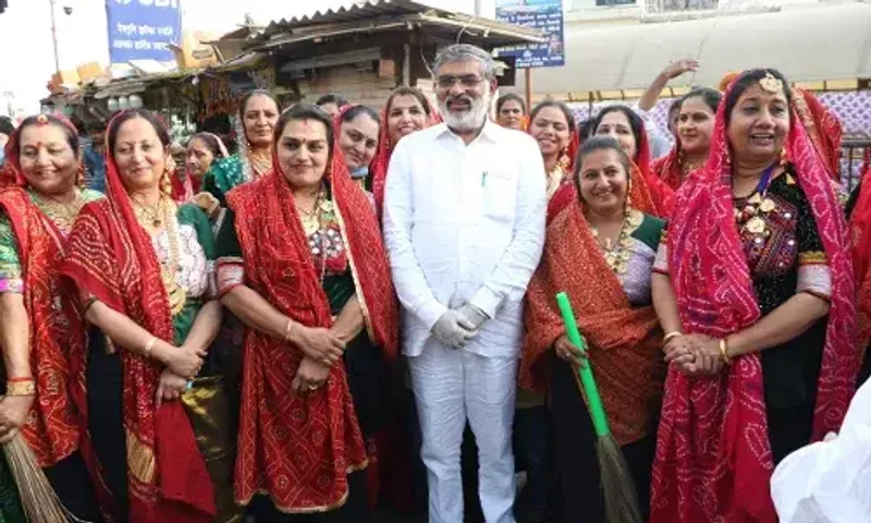 દ્વારકામાં યોજાનાર આહીરાણી મહારાસને લઇ કેબિનેટ મંત્રી મુળુભાઈ બેરાની ઉપસ્થિતિમાં શહેરમાં સફાઈ અભિયાન હાથ ધરાયુ