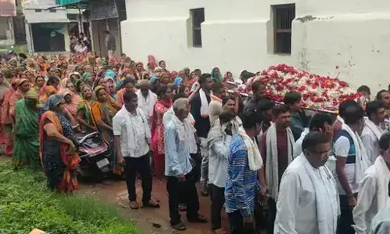 વડોદરા : ઓક્સિજન લેવલ ઘટી જતાં અમરનાથમાં શ્રદ્ધાળુનું ઘોડા પરથી નીચે પટકાતાં મોત, અંતિમયાત્રામાં જોડાયું આખું ગામ....