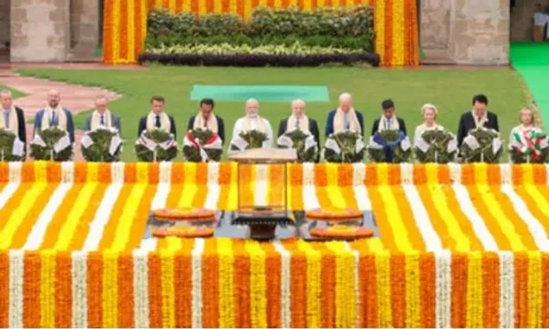 દિલ્હી રાજઘાટ પર બાપુને નમન કરવા પહોચ્યા વર્લ્ડલીડર્સ, મહાત્મા ગાંધીની સમાધિ પર અર્પણ કરી પુષ્પાંજલિ....