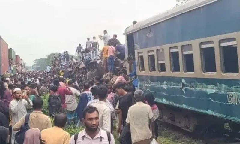 બાંગ્લાદેશમાં એક મોટી ટ્રેન દુર્ઘટના, બે ટ્રેનો વચ્ચે tથયો ભયંકર અકસ્માત,15 લોકોના મોત