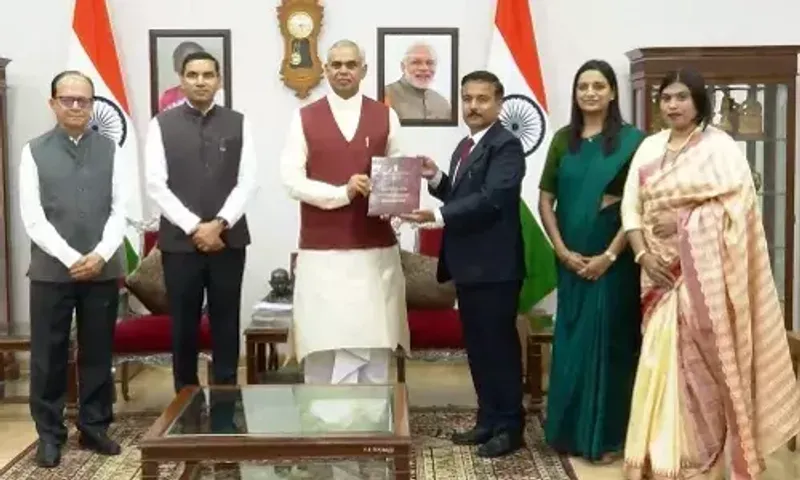 ગાંધીનગર : ચૂંટણી પંચે ચૂંટાયેલા ધારાસભ્યોની યાદી રાજ્યપાલ આચાર્ય દેવવ્રતને સોંપી...