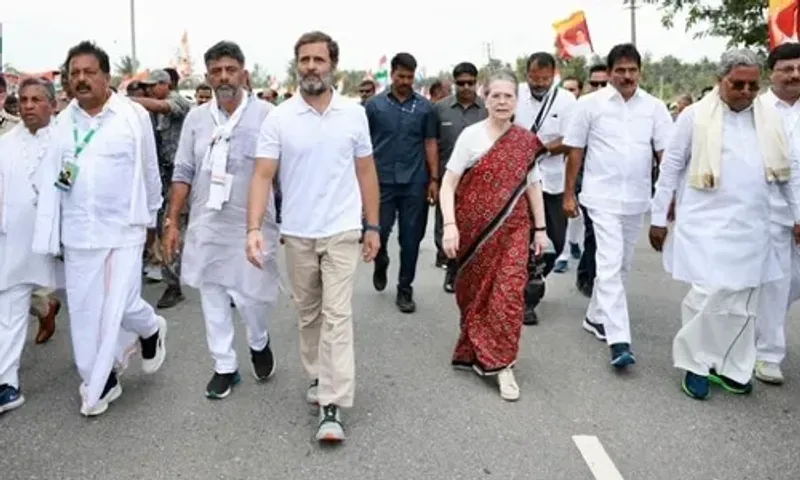 કોંગ્રેસ અધ્યક્ષ સોનિયા ગાંધી ભારત જોડો યાત્રામાં જોડાયા, પુત્ર રાહુલ ગાંધી અને કાર્યકરો સાથે.