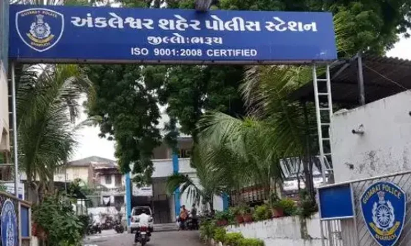 અંકલેશ્વર: અહુરા એપાર્ટમેન્ટમાંથી પોલીસે વિદેશી દારૂનો જથ્થો ઝડપી પાડ્યો,બુટલેગરની ધરપકડ