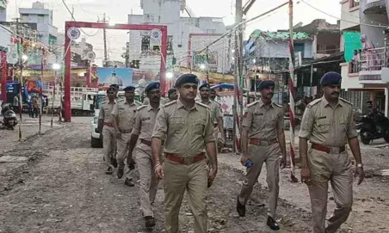 પંચમહાલ : મુસ્લિમ બિરદારોના પવિત્ર પર્વ મહોરમ પૂર્વે હાલોલ ટાઉન પોલીસ દ્વારા ફ્લેગ માર્ગ યોજાય...