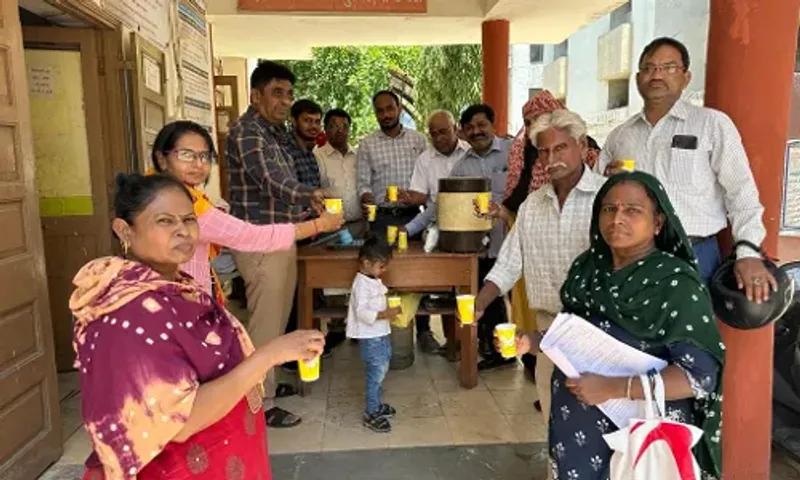 અમદાવાદ : કાળઝાળ ગરમીમાં મણિનગર ઝોનલ કચેરી ખાતે આવતા રેશનકાર્ડ ધારકોને ઠંડી છાસનું વિનામુલ્યે વિતરણ કરાયું...