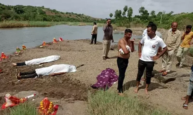 ત્રણ જિંદગી ડૂબી..! અમરેલી: ધારીની શેલ નદીમાં દશામાની મૂર્તિનું વિસર્જન કરવા ગયેલા ભાઈ-બહેન સહિત કાકાનું ડૂબી જવાથી મોત
