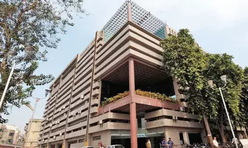 અમદાવાદ : જાહેરમાં ગંદકી-કચરો કરનાર સામે AMCની લાલ આંખ, સોલિડ વેસ્ટ મેનેજમેન્ટે 10 દુકાનો સીલ કરી...