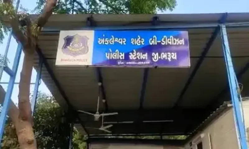 અંકલેશ્વર: રેલ્વે સ્ટેશન પાસે જુગાર રમી રહેલ 4 જુગારીઓની પોલીસે કરી ધરપકડ