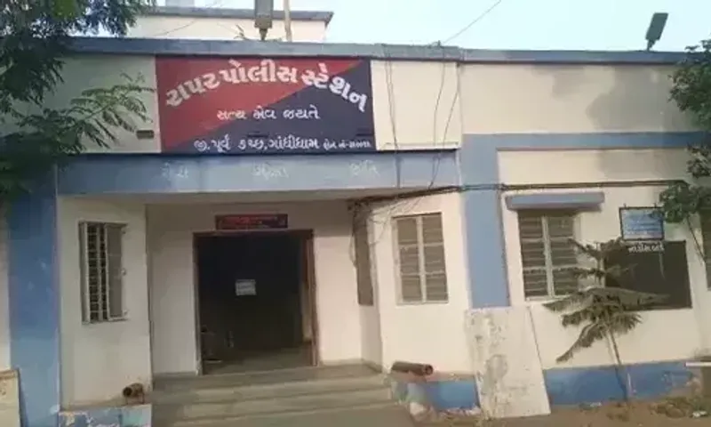 કચ્છ: આલ્કોહોલ ધરાવતા ઠંડા પીણાંની બોટલો ઝડપી પાડતી રાપર પોલીસ