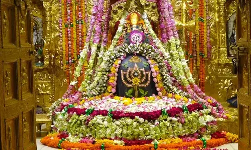 સોમનાથ મહાદેવને આજે શ્રાવણ વદ નોમના દિવસે કમળ પુષ્પ શૃંગાર કરવામાં આવ્યો