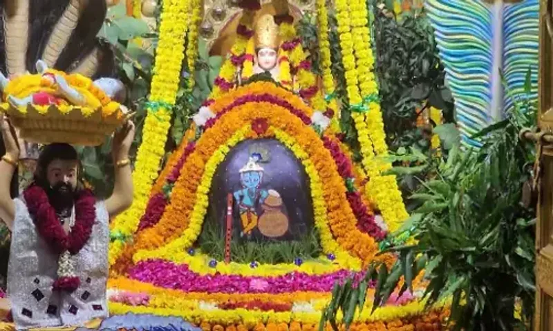 સોમનાથ જ્યોતિર્લિંગ પર બાળકૃષ્ણની પ્રતિકૃતિ સાથે કૃષ્ણ જન્મોત્સવનું ભાતચિત્ર ઊભું કરાયું