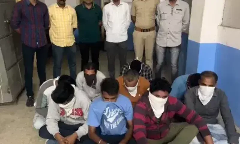 અંકલેશ્વર : ઘનશ્યામ નગરમાં જુગાર રમતા 9 જુગારીયાઓ ઝડપાયા, રૂ. 1.98 લાખથી વધુનો મુદ્દામાલ જપ્ત...