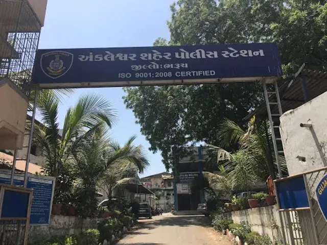 અંકલેશ્વર: એ ડિવિઝન પોલીસે કારમાં વિદેશી દારૂની હેરાફેરી કરતા બુટલેગરની કરી ધરપકડ, રૂ.5.72 લાખથી વધુનો મુદ્દામાલ કરાયો જપ્ત
