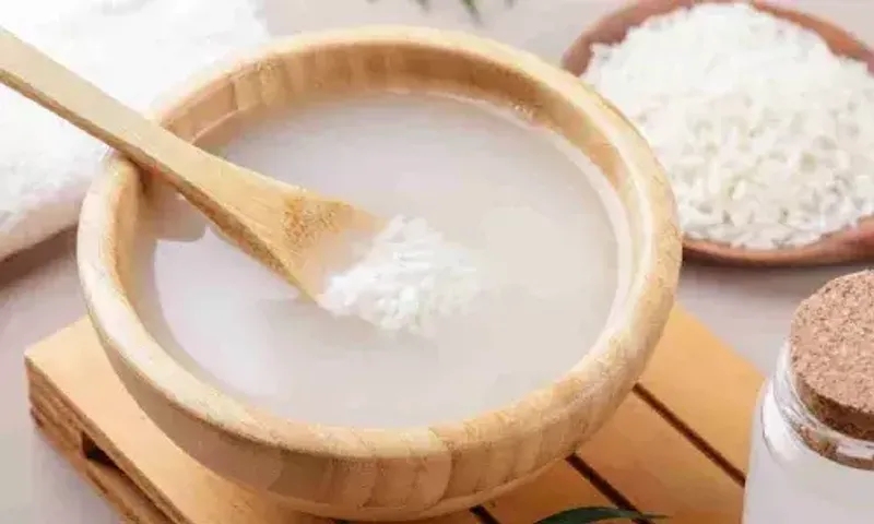ચોખાનું પાણી વાળ અને ત્વચા માટે ફાયદાકારક છે, જાણો તેના અદભૂત ફાયદા વિશે.