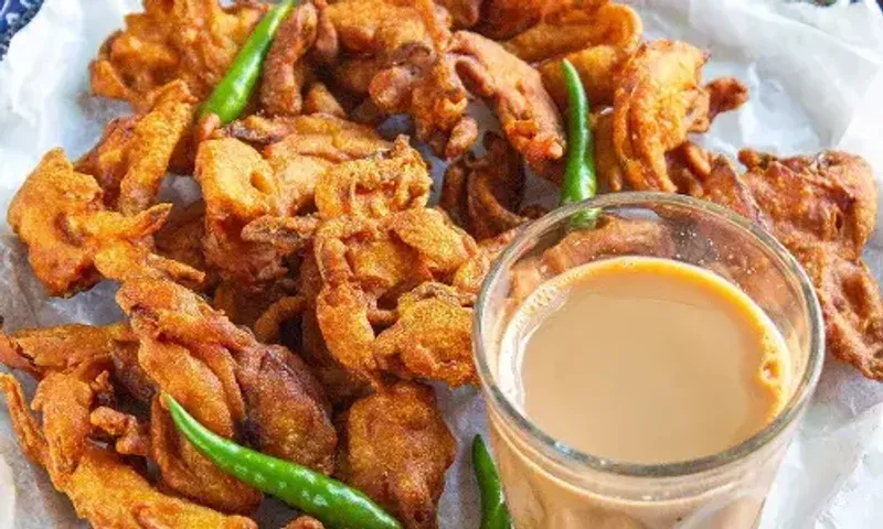 ચા સાથે કંઈક સ્વાદિષ્ટ નાસ્તો ખાવા માંગો છો? તો ઘરે જ ઝડપથી બનાવો ડુંગળીના ભજીયા...