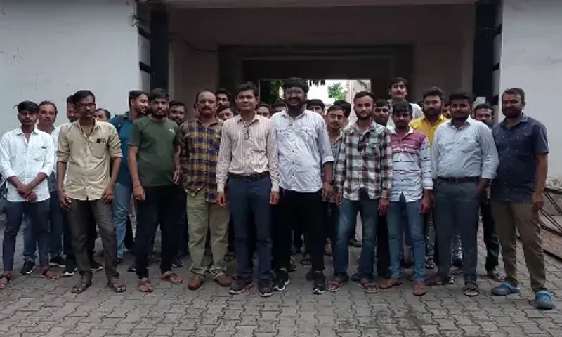 ભાવનગર: વીજ કંપનીના આઉટસોર્સિંગ કર્મચારીઓએ વિવિધ માંગણી સાથે કલેક્ટરને કરી રજૂઆત