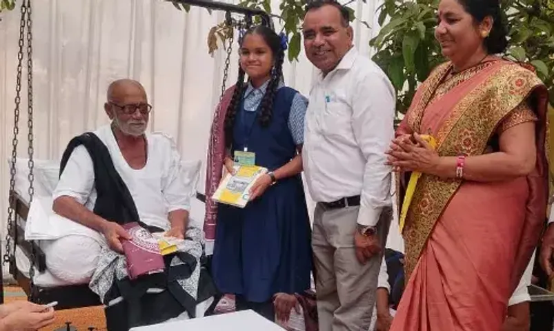 ભરૂચ: 8માં ધોરણમાં અભ્યાસ કરતી વિદ્યાર્થીનીએ લખ્યુ પુસ્તક, મોરારી બાપુના હસ્તે કરાયુ વિમોચન