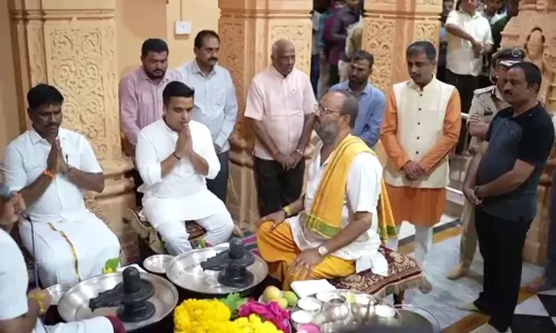 રાષ્ટ્રીય સફાઈ કર્મચારી આયોગના અધ્યક્ષ એમ વ્યંકટેશન તથા ગૃહમંત્રી હર્ષ સંઘવીએ સોમનાથ મહાદેવના કર્યા દર્શન