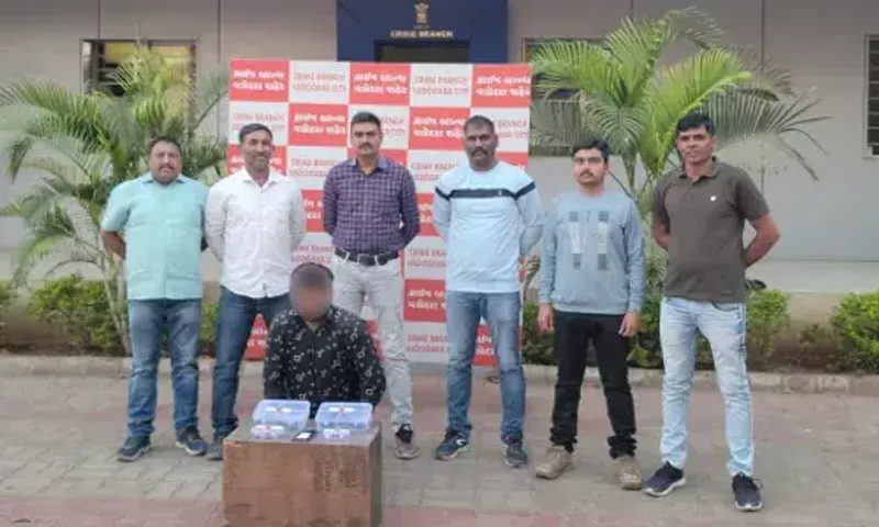 વડોદરા: કમરે બે બંદુક લટકાવીને જાહેરમાં હીરોગીરી કરતા શખ્સની ક્રાઇમ બ્રાન્ચે કરી ધરપકડ